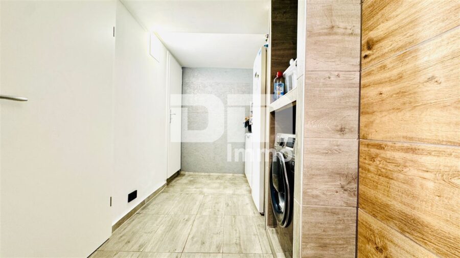 Schönes Wohnhaus mit Doppelgarage, Terrasse und Nebengelass in Traumlage - Waschdiele